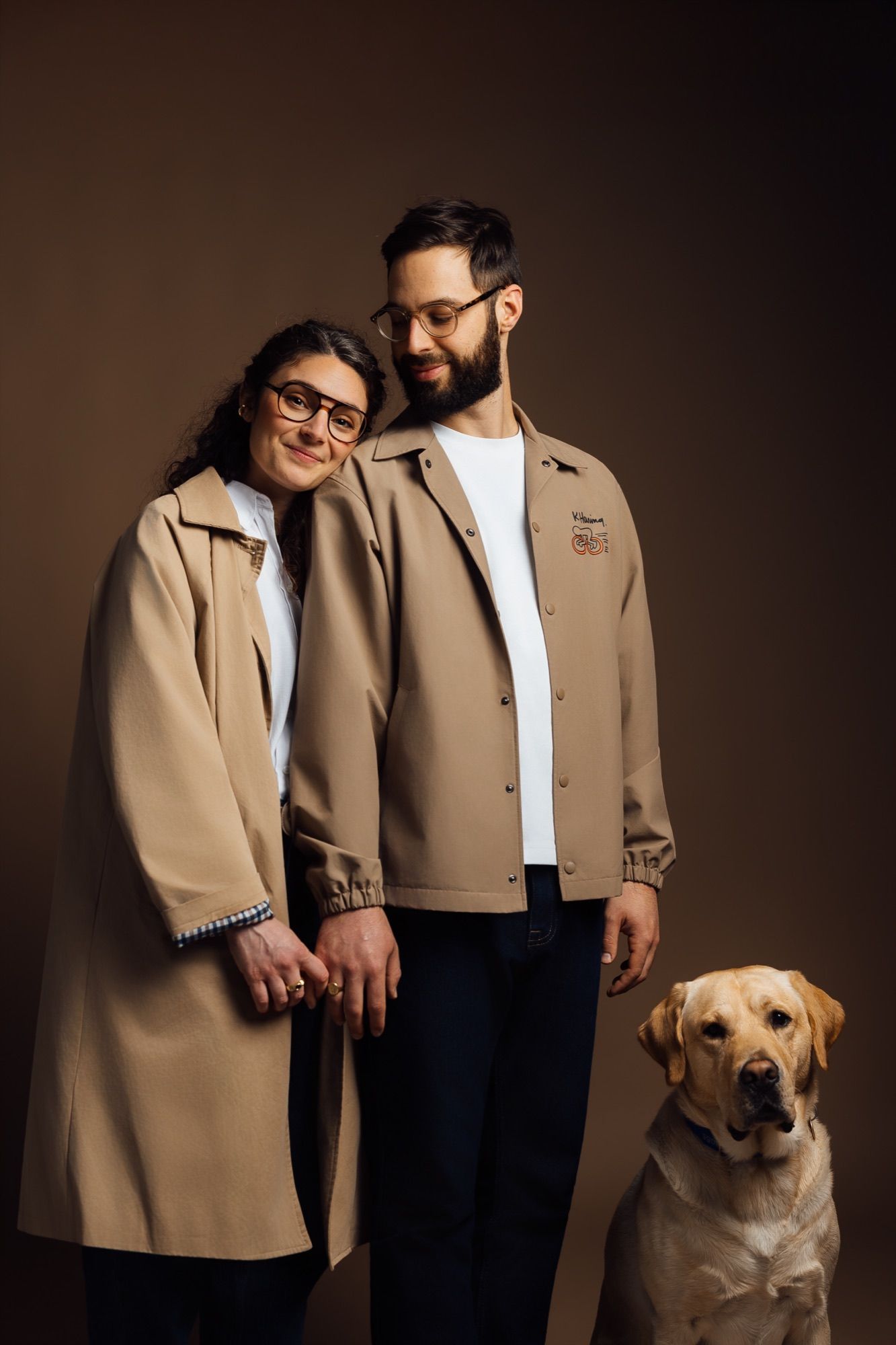 Lucile et Kylian avec leur chien, portrait en studio