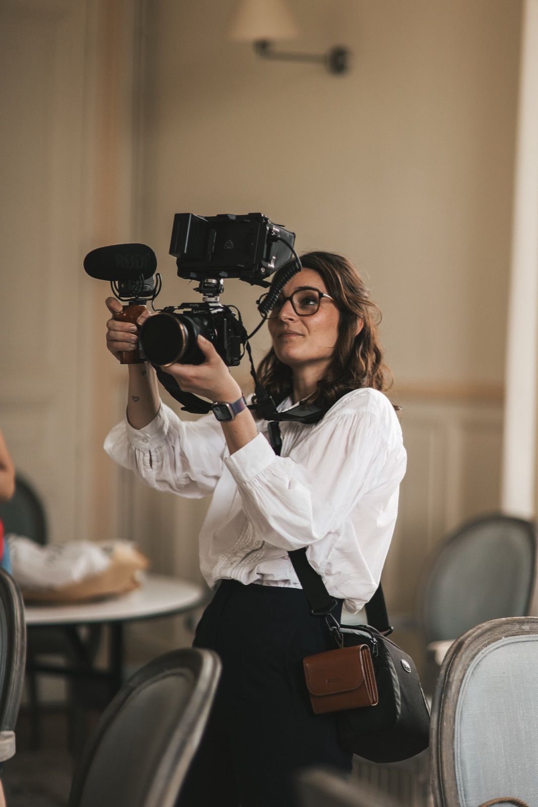 Lucile en tournage de mariage, caméra en main