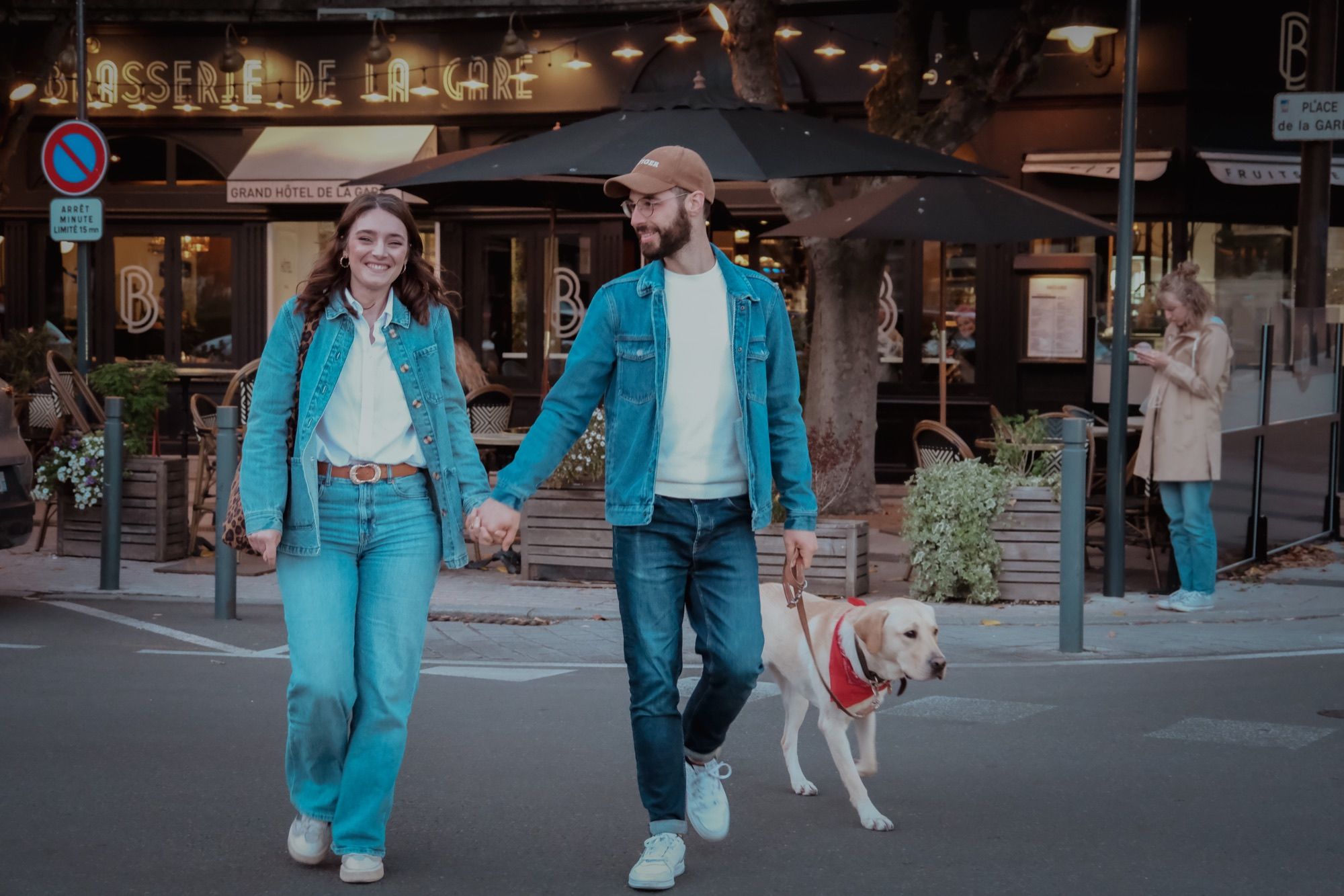 Lucile et Kylian marchant main dans la main à Angers avec leur chien